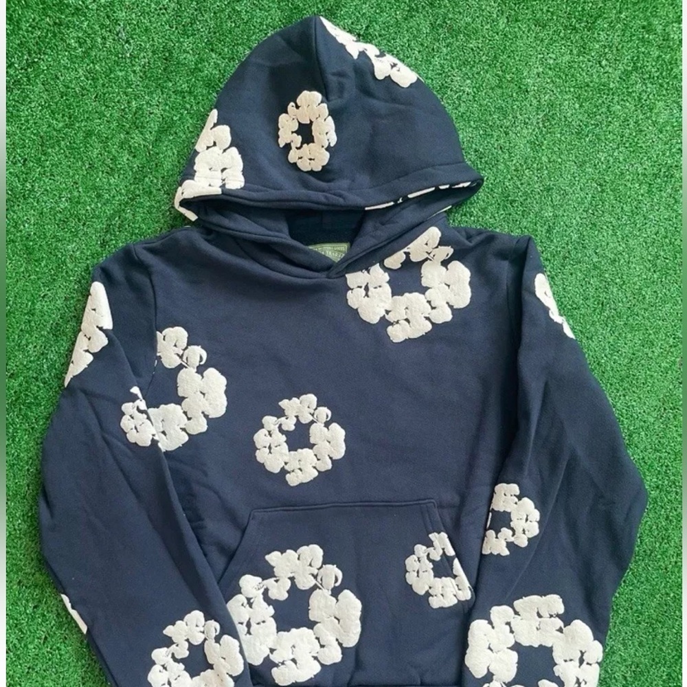 Denim Tears The Cotton Wreath Sweatshirt
Navy Size S-XL AUTHENTIC